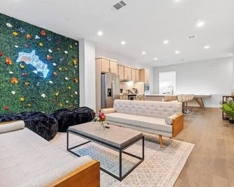 Ultimate Game House with Rooftop Terrace - Dallas - Living room