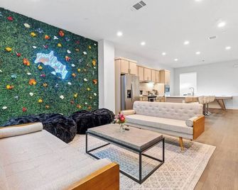 Ultimate Game House with Rooftop Terrace - دالاس - غرفة معيشة