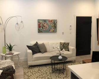Newly renovated Historical Ladysmith Building - Ladysmith - Living room
