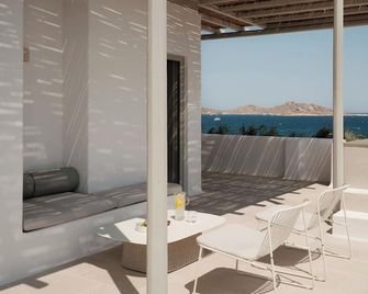 Akria Seaside Suites - Naousa - Balcón