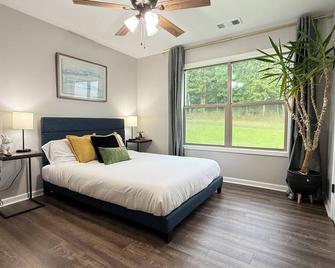 Welcome to Riverwood Retreat – Your Peaceful Hilltop Escape! - Batesville - Habitación