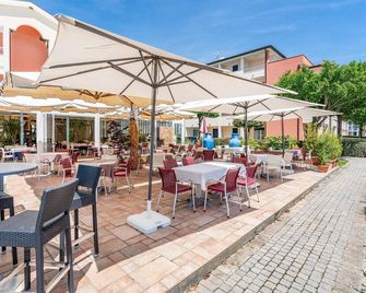 Pini Village Lido Altanea - Caorle - Innenhof