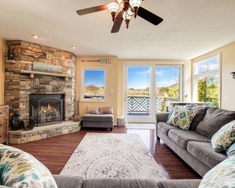 Lake Front Home w/ Hot Tub, Fire pit, yard, walk to Wisp Resort,Tubing Hill View - McHenry - Living room