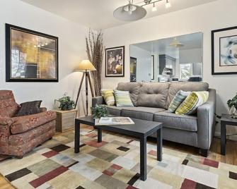 Secluded and Quiet on Wooded Lot w/ Stream 30 min to Resorts 6 - West Jordan - Living room