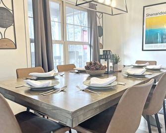 In The Woods - 5 BR Chalet with Game Room, Fire Table and Hot Tub - McGaheysville - Salle à manger