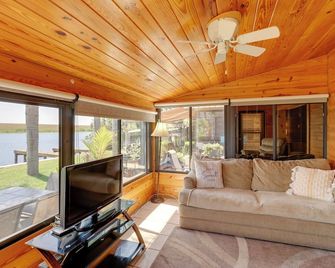 Boat, Fish & Swim: Lakefront Cabin in Okeechobee! - Okeechobee - Living room