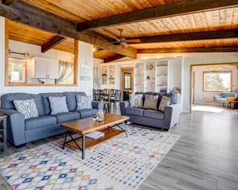 Ocean Vista Gold Beach Getaway! - Gold Beach - Living room