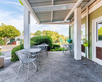 B&B HOTEL Thionville Yutz A31 - Yutz - Patio