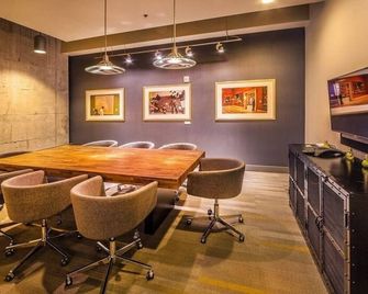 Cozysuites Two Stylish Apts Monument Cir - Indianapolis - Menjador