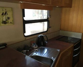 Paradise Country Farmstay - Oxenford - Kitchen