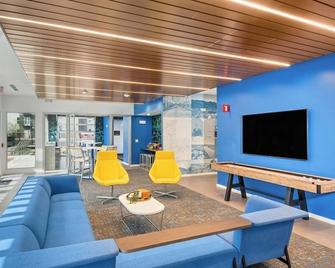 Resort Style - minutes from hospital - Pool, Gym, Free Wi-fi - Marble Falls - Huiskamer