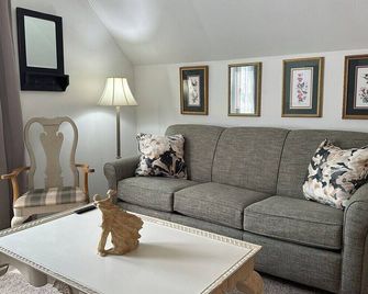 Convenient Victorian suite near City Park, Aggieville, Campus and Downtown - Manhattan - Salon