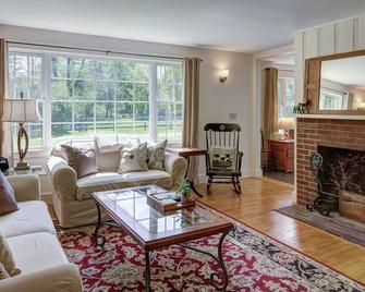 Sunlit VT Country Home w/Hot Tub. Ideal location near Woodstock village - Woodstock - Sala de estar