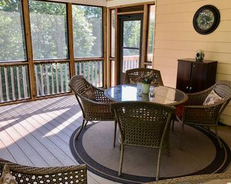 Center Hill Lake, family/pet friendly custom home on 3-acre lot, 8-10 pers. - Smithville - Balcony