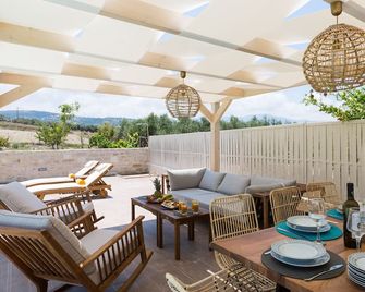 Anesis Villa, With Private Pool & Bbq, By Thinkvilla - Adelianos Kampos - Restaurant