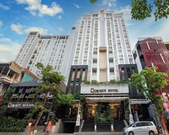 Romance Hotel - Hue - Building
