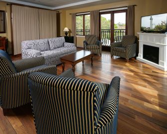 Ocean Inn and Suites - Saint Simons - Living room