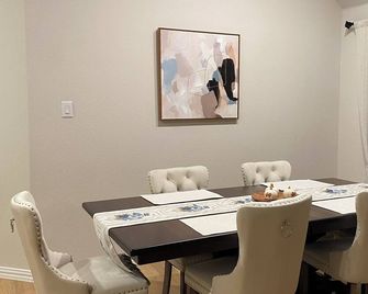Sherman Hideaway. Spacious 4-bed house in tranquil Sherman with AC, large yard. - Sherman - Їдальня