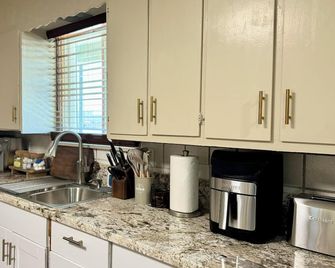 Convenient Downtown Spot with In-Unit Laundry - Hanford - Кухня