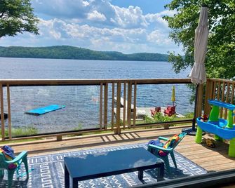 Bright Viceroy Cottage | Shallow Entry Beach & Stunning Baptiste Lake Views - Maynooth - Balcony