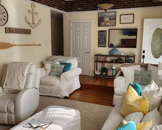 Tranquility, Private Beach, Walk To Town, Entertainment, Center Of The Hamptons! - Sag Harbor - Living room