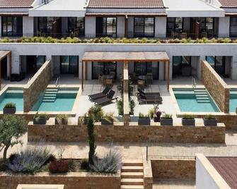 Pnoes Luxury Suites - Palioúrion - Piscina