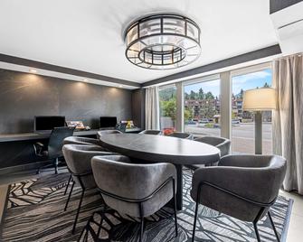 Best Western Plus Banff International Lodge - באנף - חדר אוכל