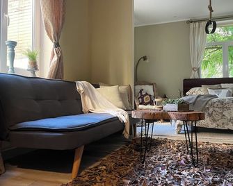 Exquisite & Steps to center 1Br Apt with Free Parking - Riga - Salon