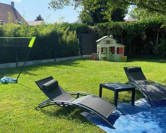Camping-car au Charme de la Forêt avec jardin Accès à pied Circuit des 25 Bosses - Le Vaudoué - Patio