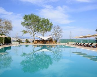 Lucy Hotel - קאוואלה - בריכה