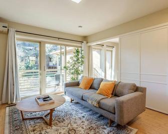 Open Palo Alto 1BR w/ Parking, nr Shops & Tech Companies, by Blueground - Palo Alto - Sala de estar