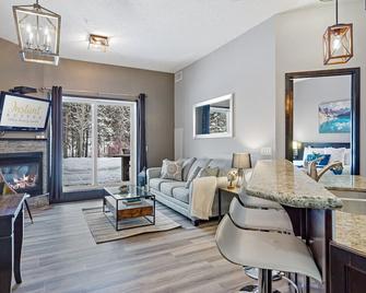 Nature's Nook by Instant Suites Pool & HotTub - Canmore - Sala de estar