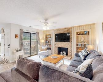 Charming 2 BR Condo - Convenient location - Close to beach - Community pool - WD - Kitty Hawk - Living room