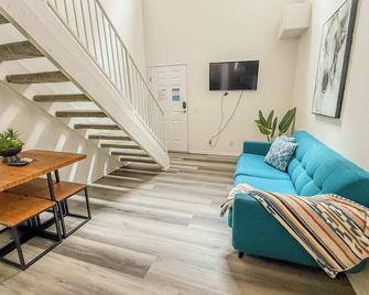 Charming 2nd Ave Lofts in Downtown San Diego with Parking - San Diego - Living room