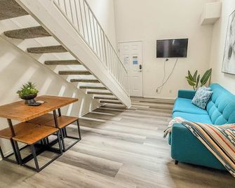 Charming 2nd Ave Lofts in Downtown San Diego with Parking - San Diego - Wohnzimmer