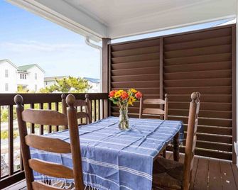 Stunning 4BR House with Hot Tub & Putting Green - the Ultimate Coastal Retreat - Ocean Isle Beach - Balcony