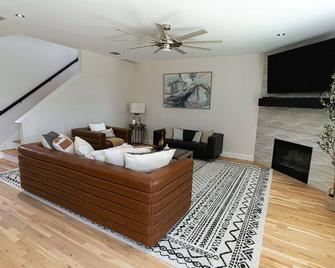 Contemporary Haven: Stylish Modern Retreat for Luxury Living in a cul-de-sac - Forney - Living room