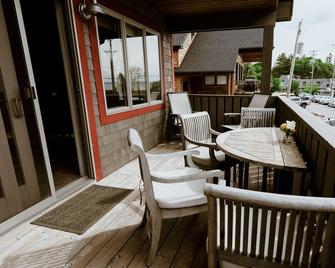 Stunning views of Leland Harbor & Fishtown, and sunsets between the Manitou's! - Leland - Balcony