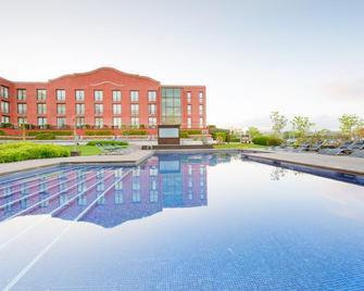 Hotel Barcelona Golf Resort - Sant Esteve Sesrovires - Zwembad