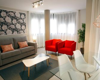 Apartamentos Real Lleida - Lerida - Huiskamer