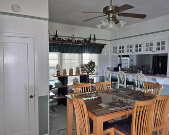 Nichols place, 4 bed ranch property. Grants Pass, Oregon RV hookup available - Grants Pass - Essbereich