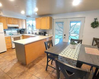 Clean & quiet retreat with private backyard near shopping & trails. - Tanque Verde - Cocina