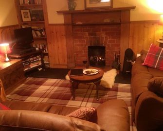 Relaxing Historic Cottage - Banff - Living room