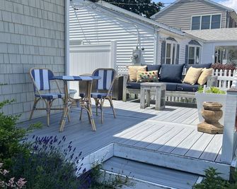 Cozy Cottage - Beach - Lighthouse Views - Dedicated Office - New London - Innenhof