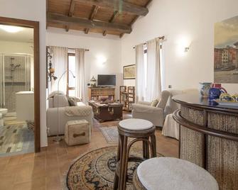 Wonderful private villa for 6 people with private pool, A/C, WIFI, TV, patio and parking - Fara in Sabina - Living room