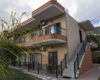 dimas v. house - Parga - Edificio