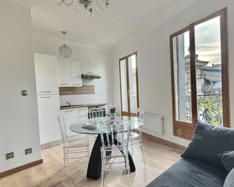Appartement de charme avec balcon au pied des commerces - Béziers - Dining room
