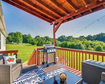 2 Mi to Dtwn Fulton: 'Meadowlark' Home w/ Deck! - Fulton - Patio