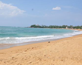 Surf Una Beach Hotel - Unawatuna - Strand