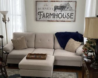 Charming colonial home in Oneida Castle - Oneida - Living room